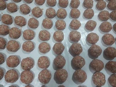 ALBONDIGAS DE CHIRRICLAN CON SEPIA Y GUISANTES