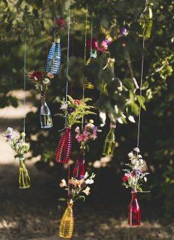 botellas colgadas con flor boda www.bodasdecuento.com