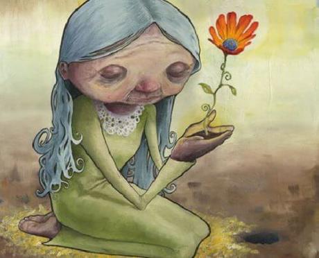 Anciana con una flor en sus manos