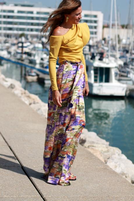 Top irregular con volante y pantalon recto, look de fiesta