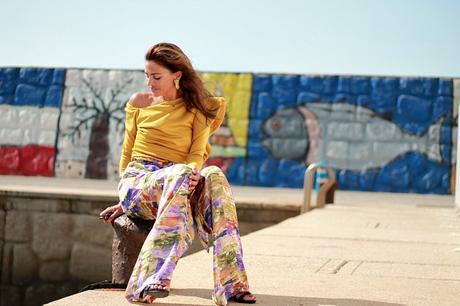 Top irregular con volante y pantalon recto, look de fiesta