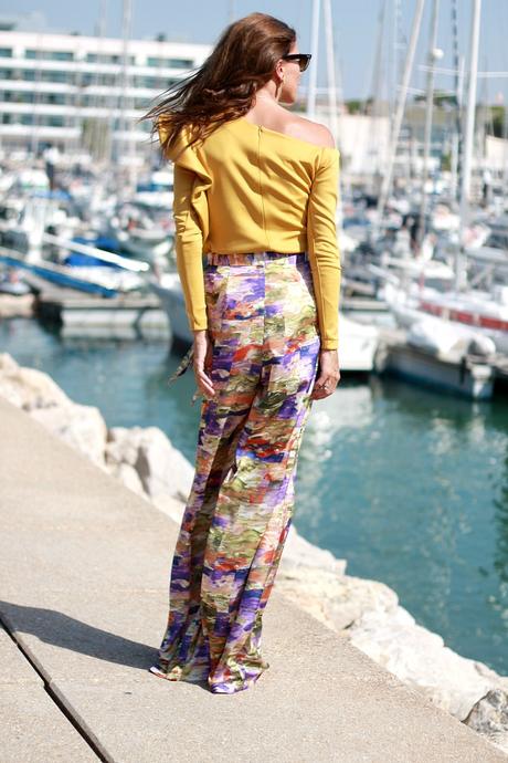 Top irregular con volante y pantalon recto, look de fiesta
