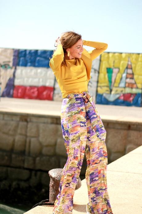 Top irregular con volante y pantalon recto, look de fiesta