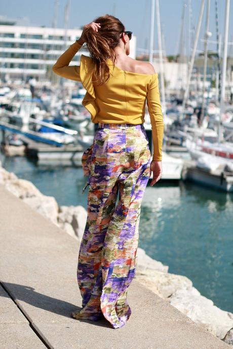 Top irregular con volante y pantalon recto, look de fiesta