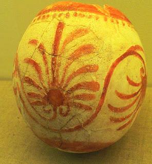 Pintar un huevo de avestruz con la técnica púnica.