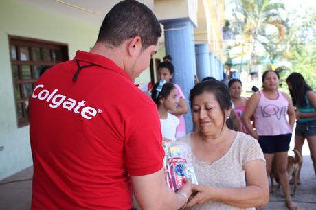 Colgate entrega veinte mil kits de cuidado personal a albergues de la provincia de Manabí