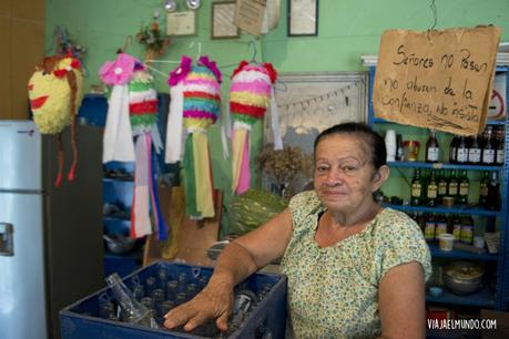 Ligia y sus piñatas de tapara