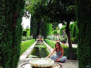 Granada, tierra soñada por mí. Mi cantar se vuelve gitano...