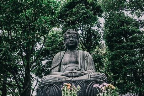 Tokyo_Travel_Guide-Outfit-Collage_Vintage-Street_Style-Reformation_Shorts-Realisation_Par_Stars_Blouse-Sneakers-Flea_Market_Backpack-57