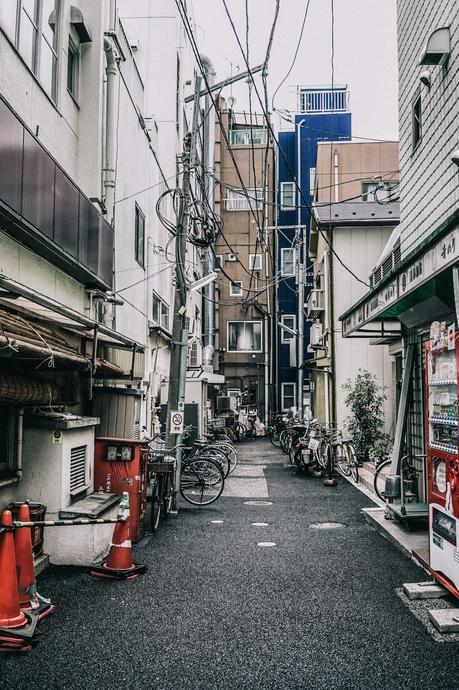 Tokyo_Travel_Guide-Outfit-Collage_Vintage-Street_Style-Reformation_Shorts-Realisation_Par_Stars_Blouse-Sneakers-Flea_Market_Backpack-5