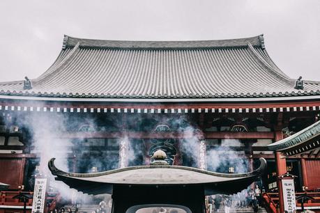 Tokyo_Travel_Guide-Outfit-Collage_Vintage-Street_Style-Reformation_Shorts-Realisation_Par_Stars_Blouse-Sneakers-Flea_Market_Backpack-29