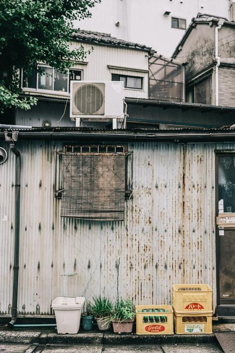Tokyo_Travel_Guide-Outfit-Collage_Vintage-Street_Style-Reformation_Shorts-Realisation_Par_Stars_Blouse-Sneakers-Flea_Market_Backpack-66