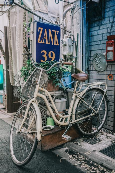 Tokyo_Travel_Guide-Outfit-Collage_Vintage-Street_Style-Reformation_Shorts-Realisation_Par_Stars_Blouse-Sneakers-Flea_Market_Backpack-102