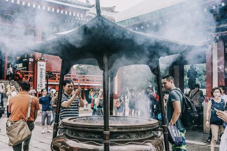 Tokyo_Travel_Guide-Outfit-Collage_Vintage-Street_Style-Reformation_Shorts-Realisation_Par_Stars_Blouse-Sneakers-Flea_Market_Backpack-37