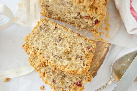 Bizcocho de avena, nueces y arándanos rojos para triunfar en el desayuno