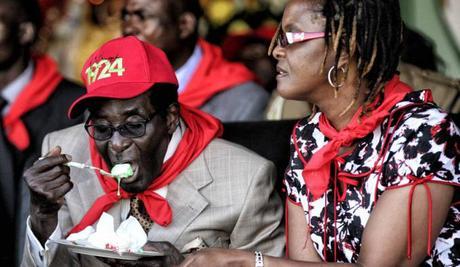 Mugabe comiendo tarta en la celebración de su 89 cumpleaños en 2013. Imagen de REUTERS por Philimon Bulwayo 