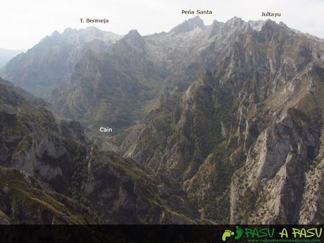 Desde Collado Cerredo, vista de la Peña Santa y Jultayu