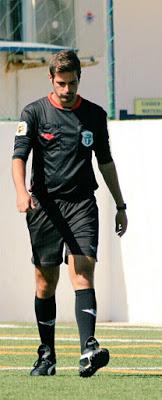 Las amenazas de muerte al árbitro gay, Jesús Tomillero, en un partido de niños, dan la vuelta al mundo