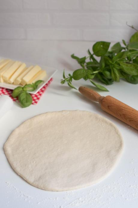 Pizza boloñesa con bordes rellenos de queso lacucharazul_pizza_bolonesa-2