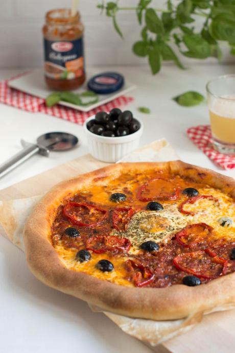 Pizza boloñesa con bordes rellenos de queso lacucharazul_pizza_bolonesa-7