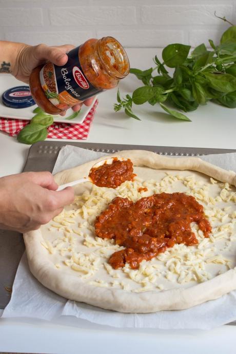 Pizza boloñesa con bordes rellenos de queso lacucharazul_pizza_bolonesa-5