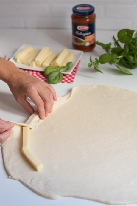 Pizza boloñesa con bordes rellenos de queso lacucharazul_pizza_bolonesa-3