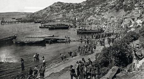 Tropas aliadas desembarcan en la península de Galípoli, en una imagen tomada entre 1914 y 1915.
