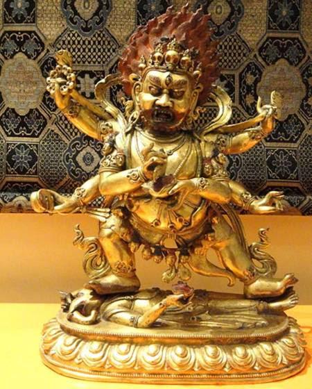Mahakala, aquí en una estatuilla tibetana, está considerado tanto un aspecto del Bodhisatva de la Compasión Infinita como un avatar de Shiva.