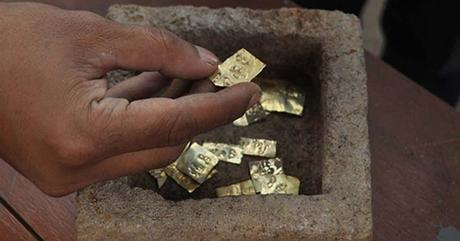 Descubren en Java 22 placas de oro grabadas con nombres de antiguos dioses de los vientos