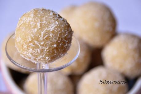 BOLITAS DE GALLETA, COCO Y LECHE CONDENSADA