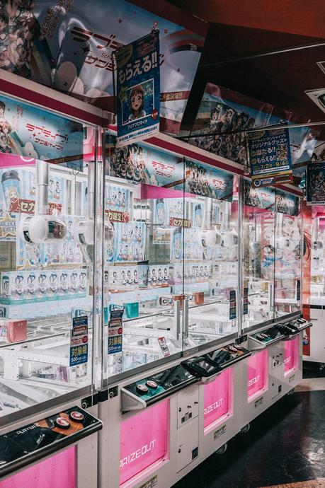 tokyo_travel_guide-outfit-collage_vintage-street_style-reformation_shorts-realisation_par_stars_blouse-sneakers-flea_market_backpack-119