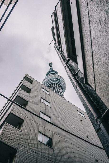 Skytree & Akihabara tokyo_travel_guide-outfit-collage_vintage-street_style-lovers_and_friends_jumpsuit-white_outfit-espadrilles-backpack-levis_denim_jacket-akihabara-51