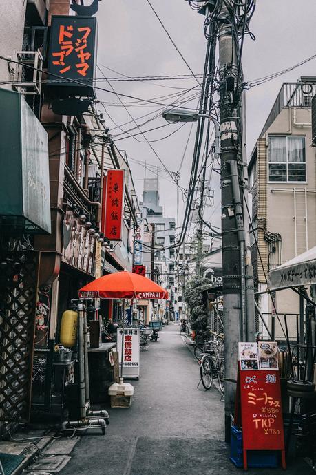Skytree & Akihabara tokyo_travel_guide-outfit-collage_vintage-street_style-lovers_and_friends_jumpsuit-white_outfit-espadrilles-backpack-levis_denim_jacket-akihabara-91