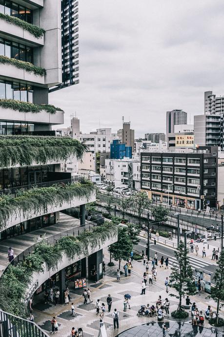 Skytree & Akihabara tokyo_travel_guide-outfit-collage_vintage-street_style-lovers_and_friends_jumpsuit-white_outfit-espadrilles-backpack-levis_denim_jacket-akihabara-38