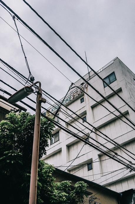 Skytree & Akihabara tokyo_travel_guide-outfit-collage_vintage-street_style-lovers_and_friends_jumpsuit-white_outfit-espadrilles-backpack-levis_denim_jacket-akihabara-52
