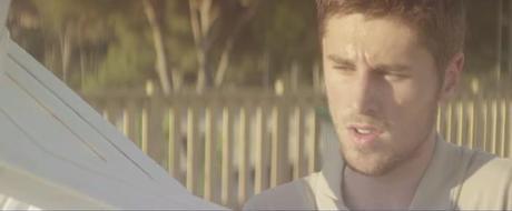 La Brava vuelve a cargarse los tópicos de los anuncios de cerveza