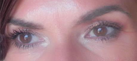 Oro perlado y burdeos (maquillaje y vestido)