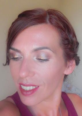 Oro perlado y burdeos (maquillaje y vestido)