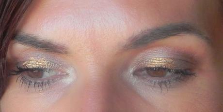 Oro perlado y burdeos (maquillaje y vestido)