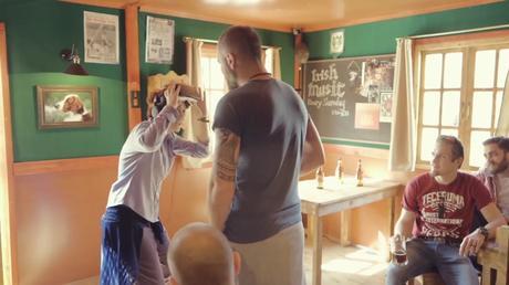 Una marca de cerveza convierte una acción de realidad virtual en una experiencia 100% real old-irish-tiempodepublicidad-1