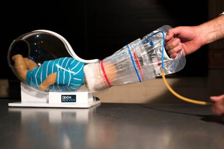 Mecánico de coche invento dispositivo de parto asistido - en su sueño