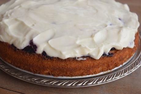 Poke Cake de Limón y Arándanos