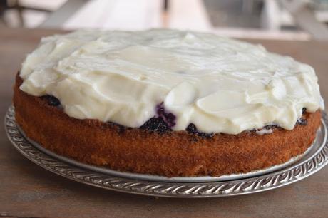 Poke Cake de Limón y Arándanos