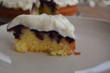 Poke Cake de Limón y Arándanos