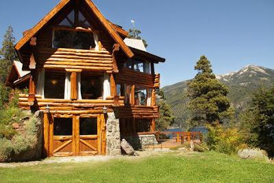 Cabana Rustica de Madera y Piedra Frente al Lago