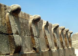 Friso de cobras del palacio de Saqqara