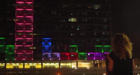 Un Tetris gigante en la fachada de un edificio en Tel Aviv