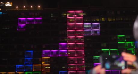 Un Tetris gigante en la fachada de un edificio en Tel Aviv