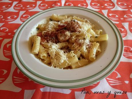 Macarrones a la carbonara de salchichas