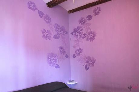 Pintando flores en la pared